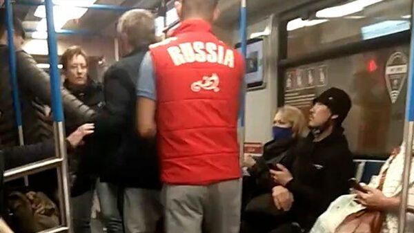 Мужчина набросился на женщину в метро из-за кашля 