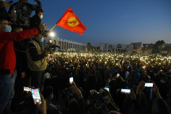 Участники митинга на площади Ала-Тоо в Бишкеке включили встроенные в смартфоны фонарики