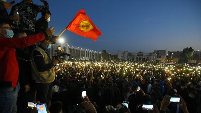 Участники митинга на площади Ала-Тоо в Бишкеке включили встроенные в смартфоны фонарики