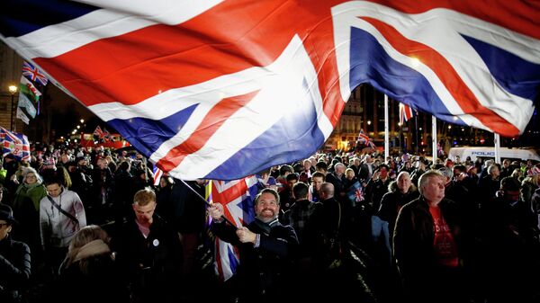 Мужчина размахивает флагом Великобритании в Лондоне 