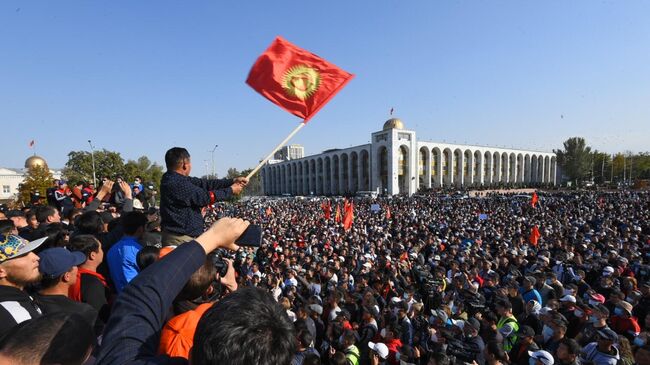 Участники акции протеста в Бишкеке