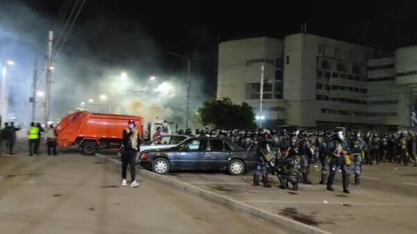 Милиция разгоняет митингующих в Бишкеке. Стоп-кадр прямого эфира