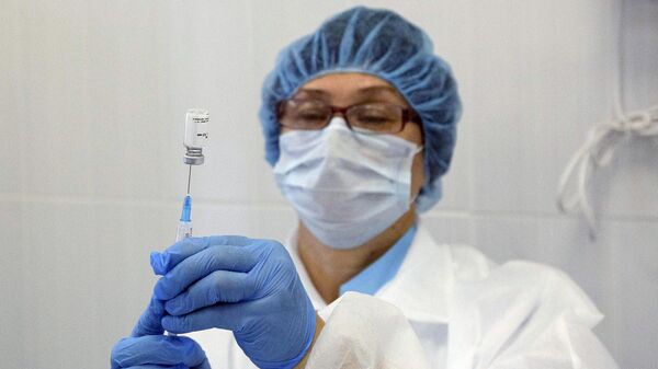 Медицинский работник во время подготовки к вакцинации сотрудников Мурманской областной клинической больницы