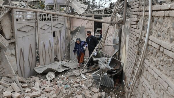 Жители дома, разрушенного в результате обстрела города Гянджа