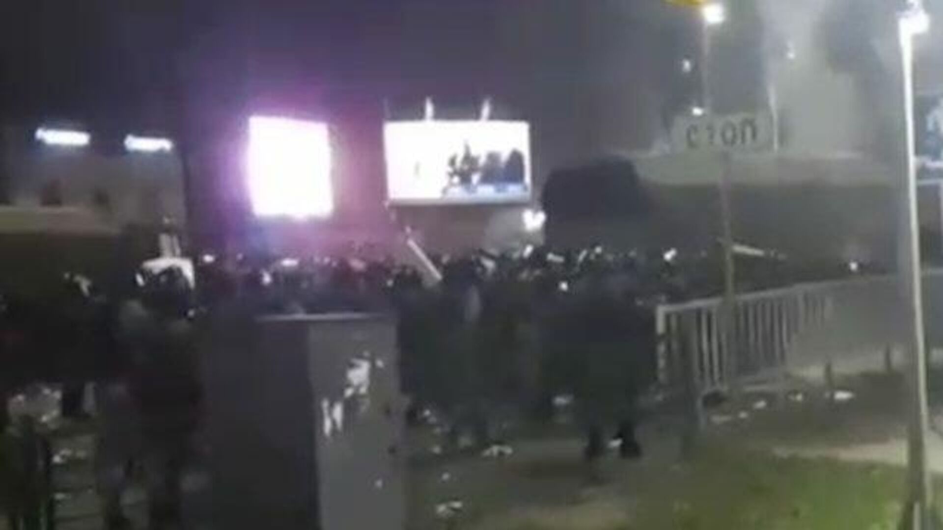 Протестующие бросили коктейль Молотова в силовиков в Бишкеке - РИА Новости, 1920, 05.10.2020