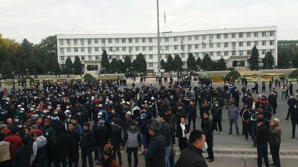 Митинг в поддержку президента Киргизии в Оше