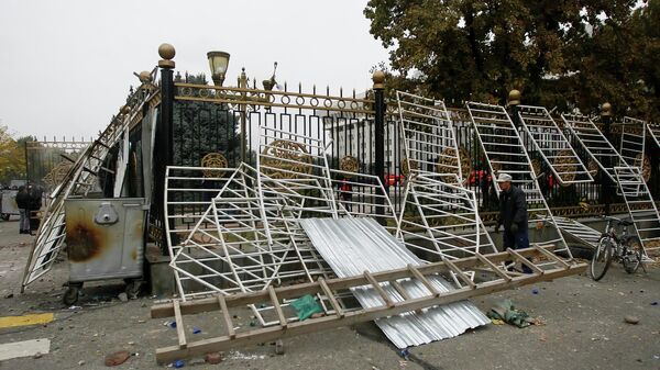 Мужчина на баррикадах возле Белого дома в Бишкеке