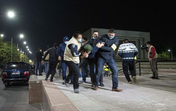 Сотрудники правоохранительных органов задерживают участников акции протеста в Бишкеке. Протестующие требуют аннулировать итоги парламентских выборов