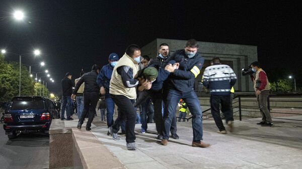 Сотрудники правоохранительных органов задерживают участников акции протеста в Бишкеке. Протестующие требуют аннулировать итоги парламентских выборов