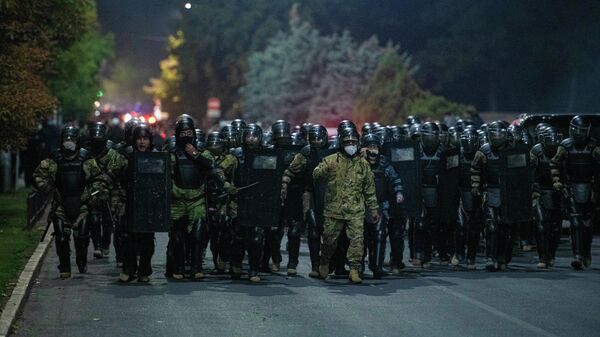 Сотрудники правоохранительных органов во время акции протеста в Бишкеке