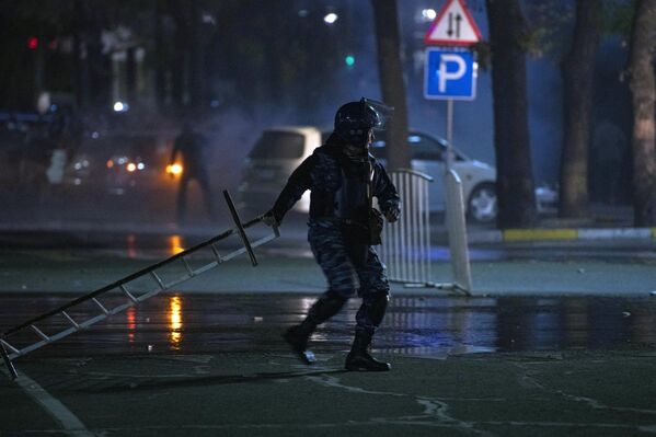 Сотрудник правоохранительных органов во время акции протеста в Бишкеке. Протестующие требуют аннулировать итоги парламентских выборов