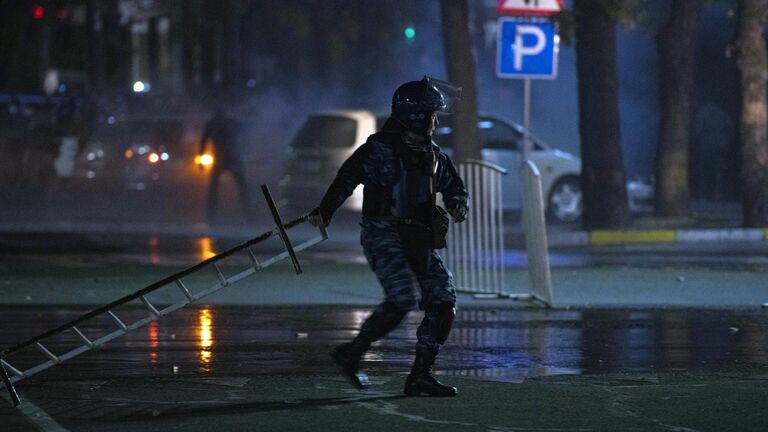 Сотрудник правоохранительных органов во время акции протеста в Бишкеке. Протестующие требуют аннулировать итоги парламентских выборов