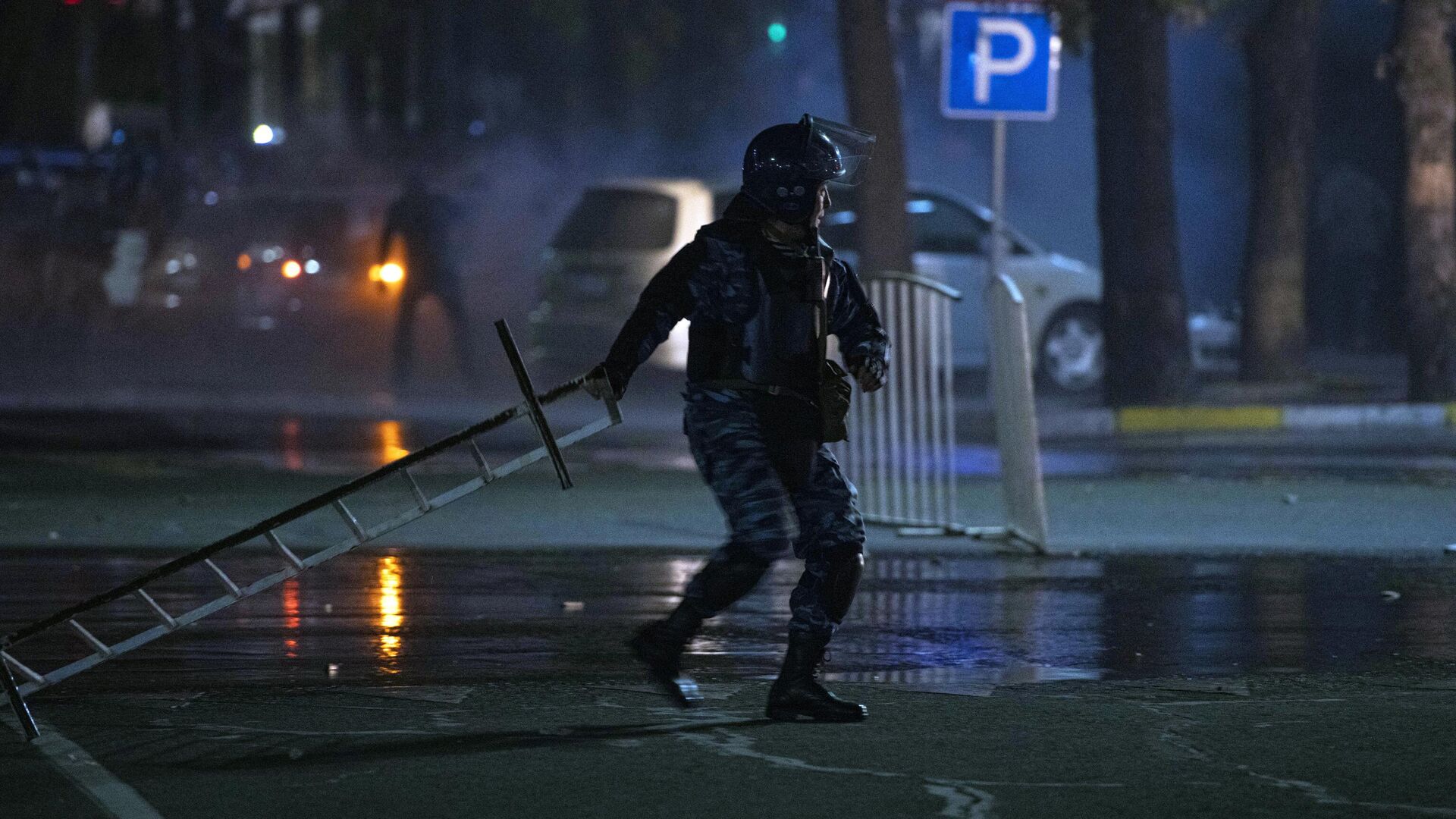 Сотрудник правоохранительных органов во время акции протеста в Бишкеке - РИА Новости, 1920, 18.05.2024