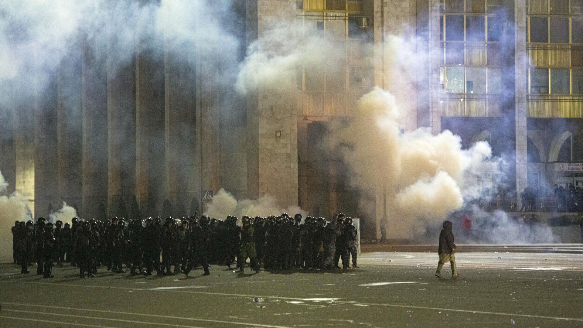 Сотрудники правоохранительных органов во время акции протеста в Бишкеке - РИА Новости, 1920, 07.10.2020