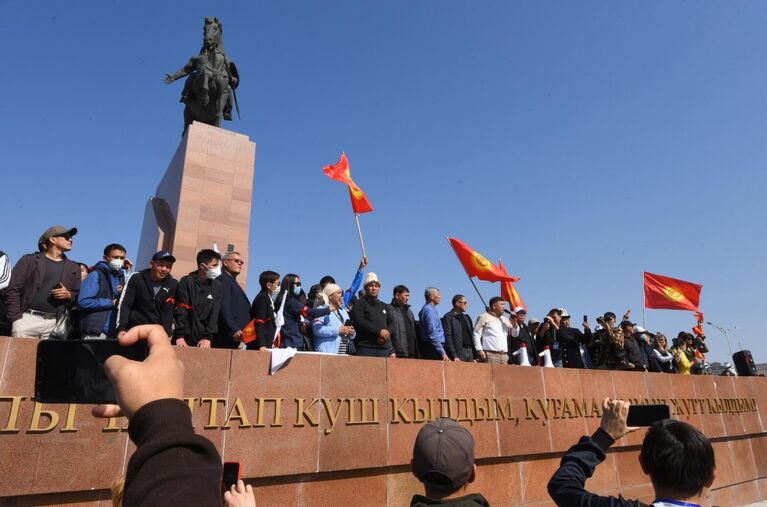 Участники акции протеста в Бишкеке