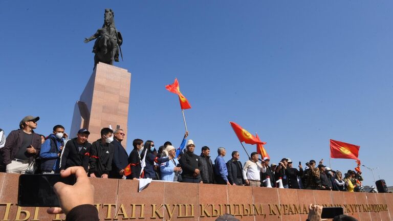 Участники акции протеста в Бишкеке