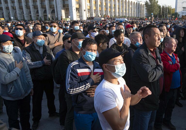 Участники акции протеста в Бишкеке