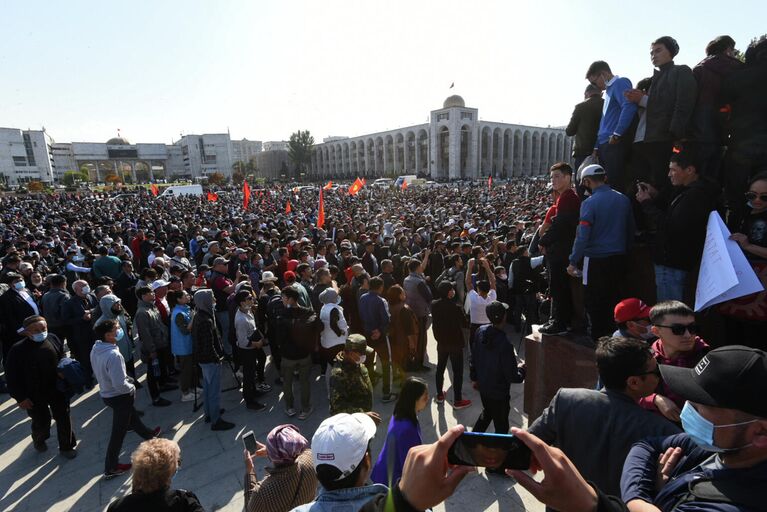 Участники акции протеста в Бишкеке