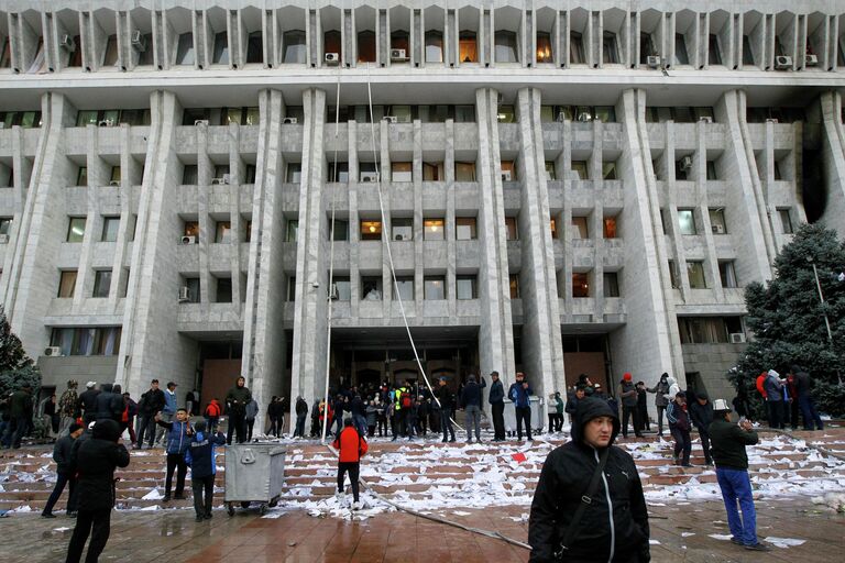 Протестующие возле здания правительства в Бишкеке