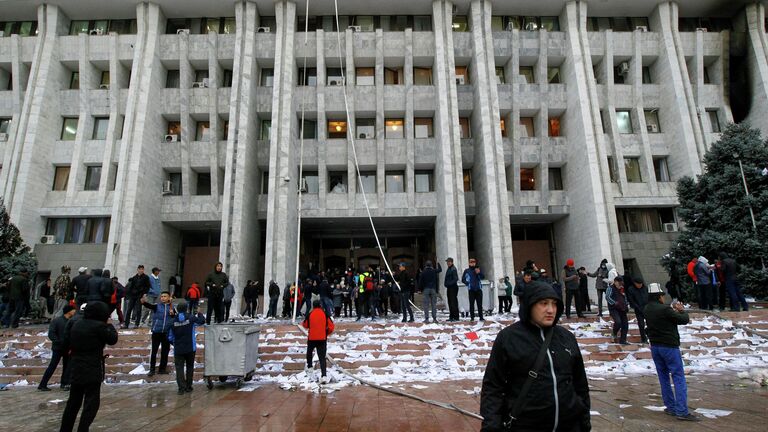 Протестующие возле здания правительства в Бишкеке