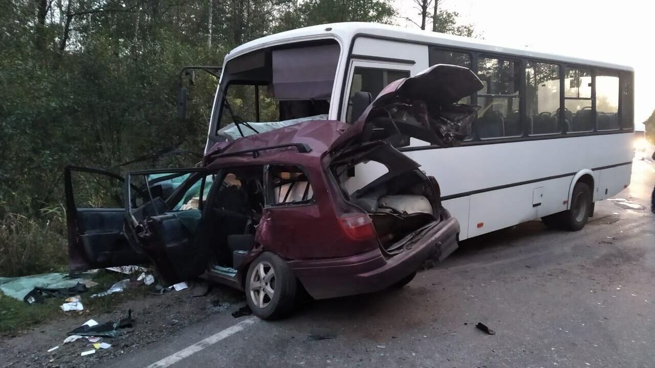 ДТП с участием легкового автомобиля и автобуса в Брянской области - РИА Новости, 1920, 06.10.2020