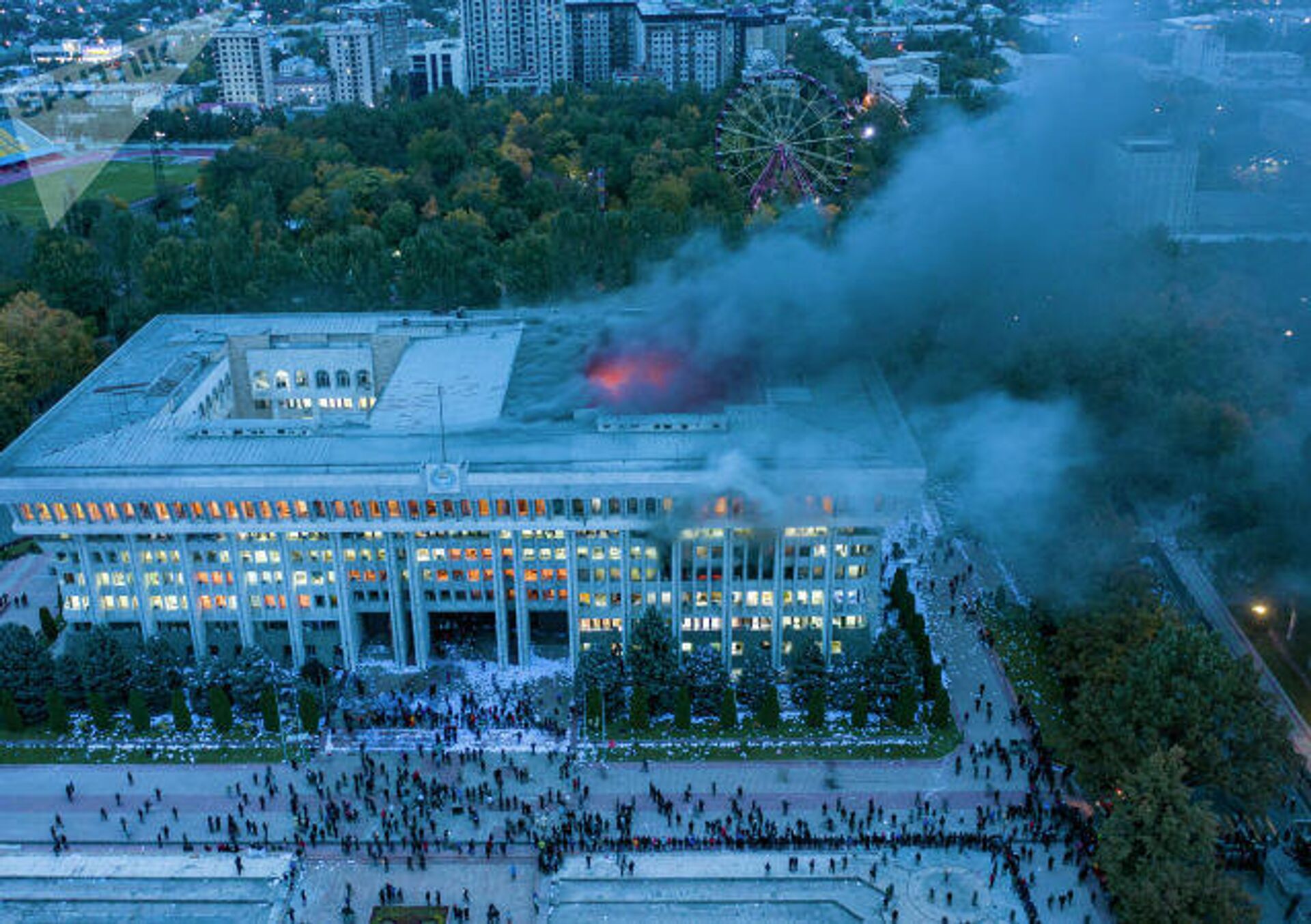 Протестующие возле здания правительства в Бишкеке - РИА Новости, 1920, 06.10.2020