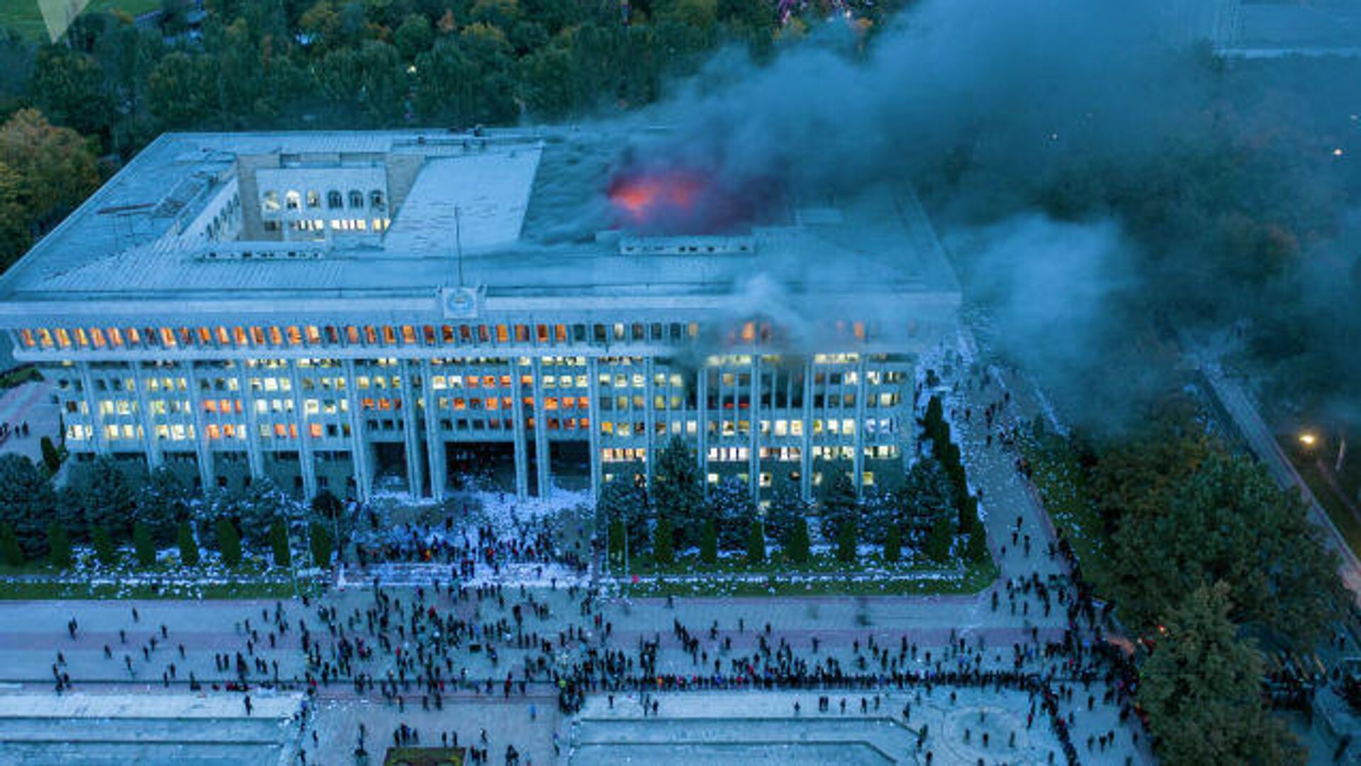 Протестующие возле здания правительства в Бишкеке - РИА Новости, 1920, 06.10.2020