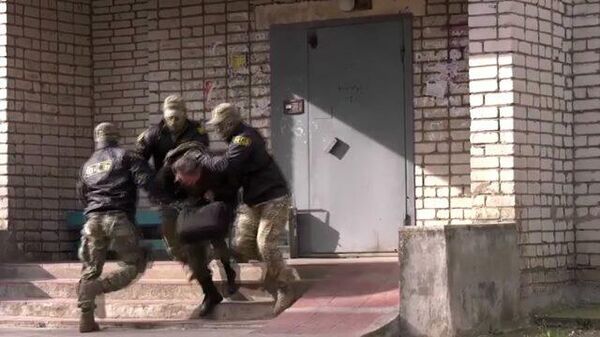 Спецоперация ФСБ по задержанию подозреваемых в госизмене в Пскове и Смоленске