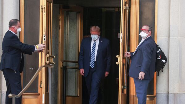 Президент США Дональд Трамп покидает Национальный военно-медицинский центр Уолтера Рида после лечения от коронавирусной болезни