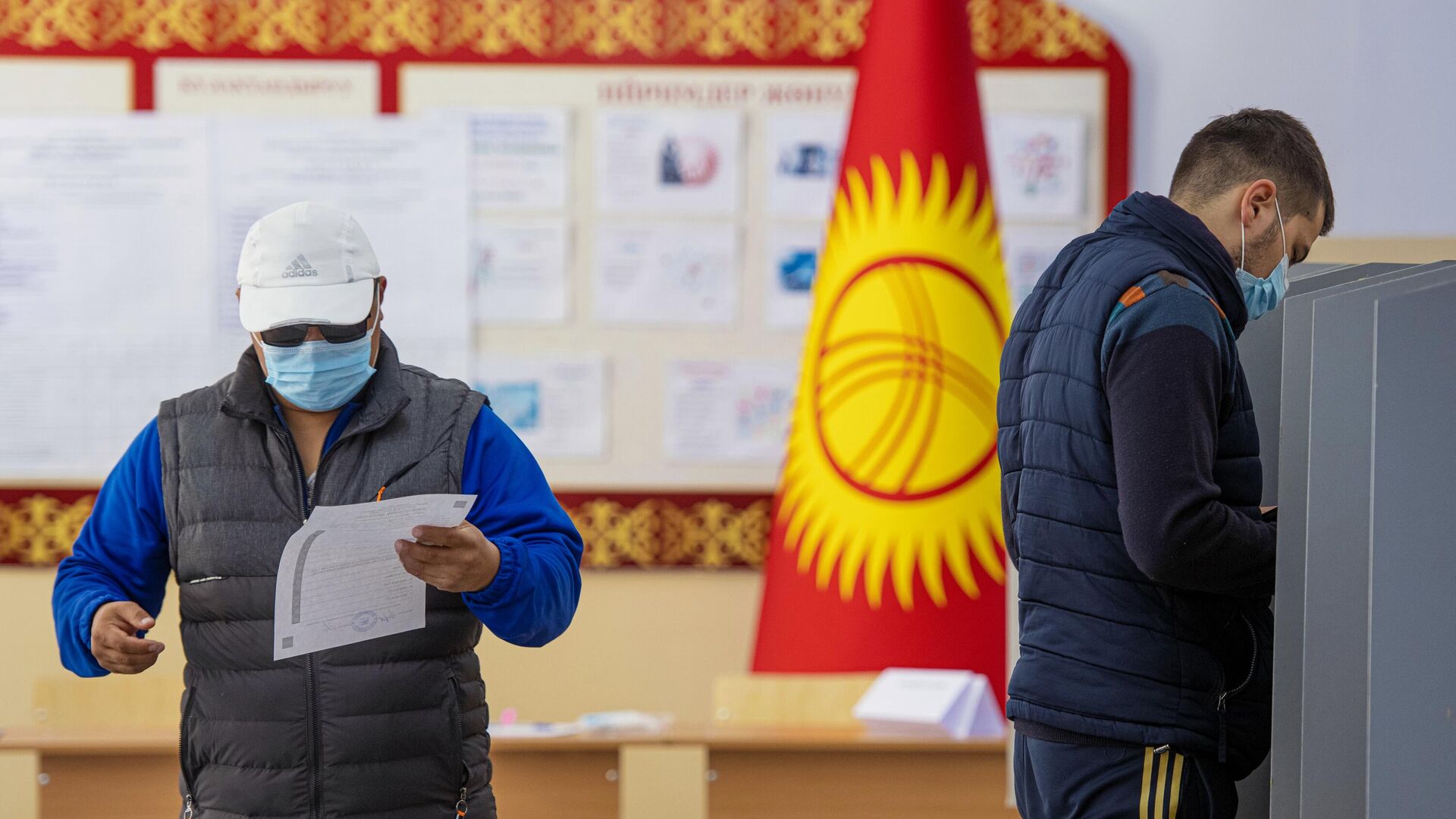 Избиратели во время голосования на избирательном участке №1327 в школе-гимназии №5 в Бишкеке - РИА Новости, 1920, 06.10.2020
