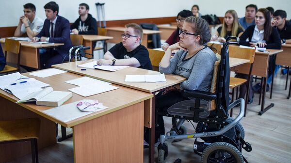 Студенты с ограниченными возможностями здоровья во время лекции