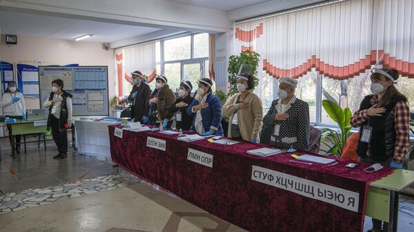 Члены избирательной комиссии перед началом голосования на избирательном участке в Бишкеке