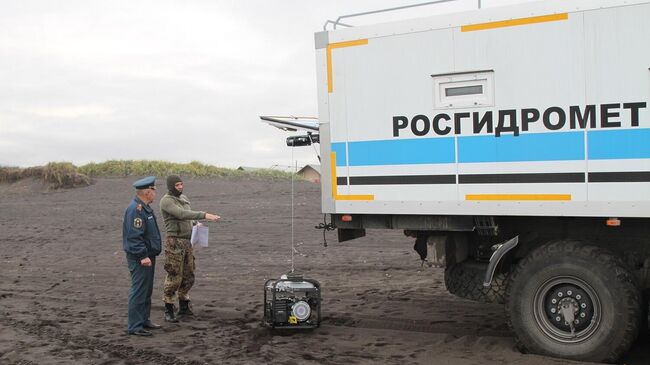 Представители Камчатского Росгидромета, берут пробы воды и воздуха в районе Халактырского пляжа для проведения анализа