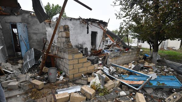 Дом, пострадавший от обстрела, в азербайджанском селе Сарыджалы Агджабединского района