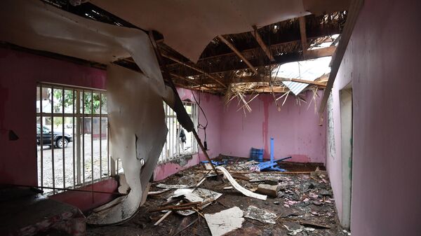 Здание кафе, пострадавшее от обстрела, в азербайджанском селе Сарыджалы Агджабединского района