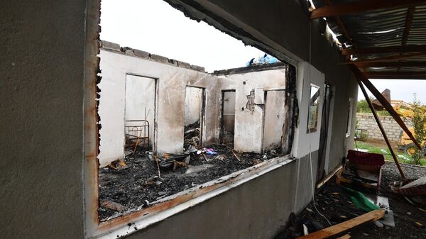 Дом, сгоревший после обстрела, в азербайджанском селе Сарыджалы Агджабединского района