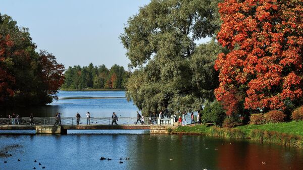 Пристань и Белое озеро на территории музея-заповедника Гатчина в Ленинградской области