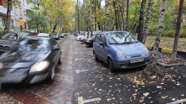 Автомобильная парковка в одном из московских дворов