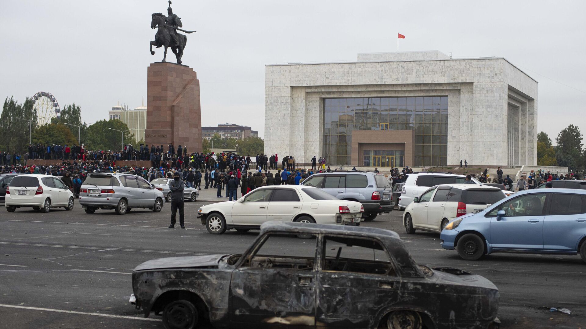 Протестующие на центральной площади Бишкека Ала-Тоо - РИА Новости, 1920, 06.10.2020