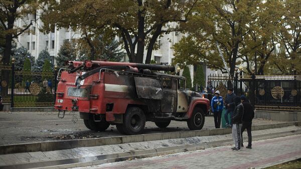 Сожженная пожарная автомашина на центральной площади Бишкека Ала-Тоо
