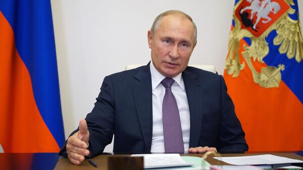 Президент РФ Владимир Путин во время встречи в режиме видеоконференции с руководителями фракций в Государственной думе РФ