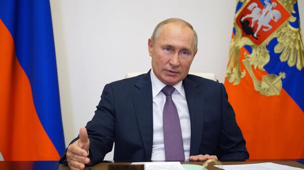 Президент РФ Владимир Путин во время встречи в режиме видеоконференции с руководителями фракций в Государственной думе