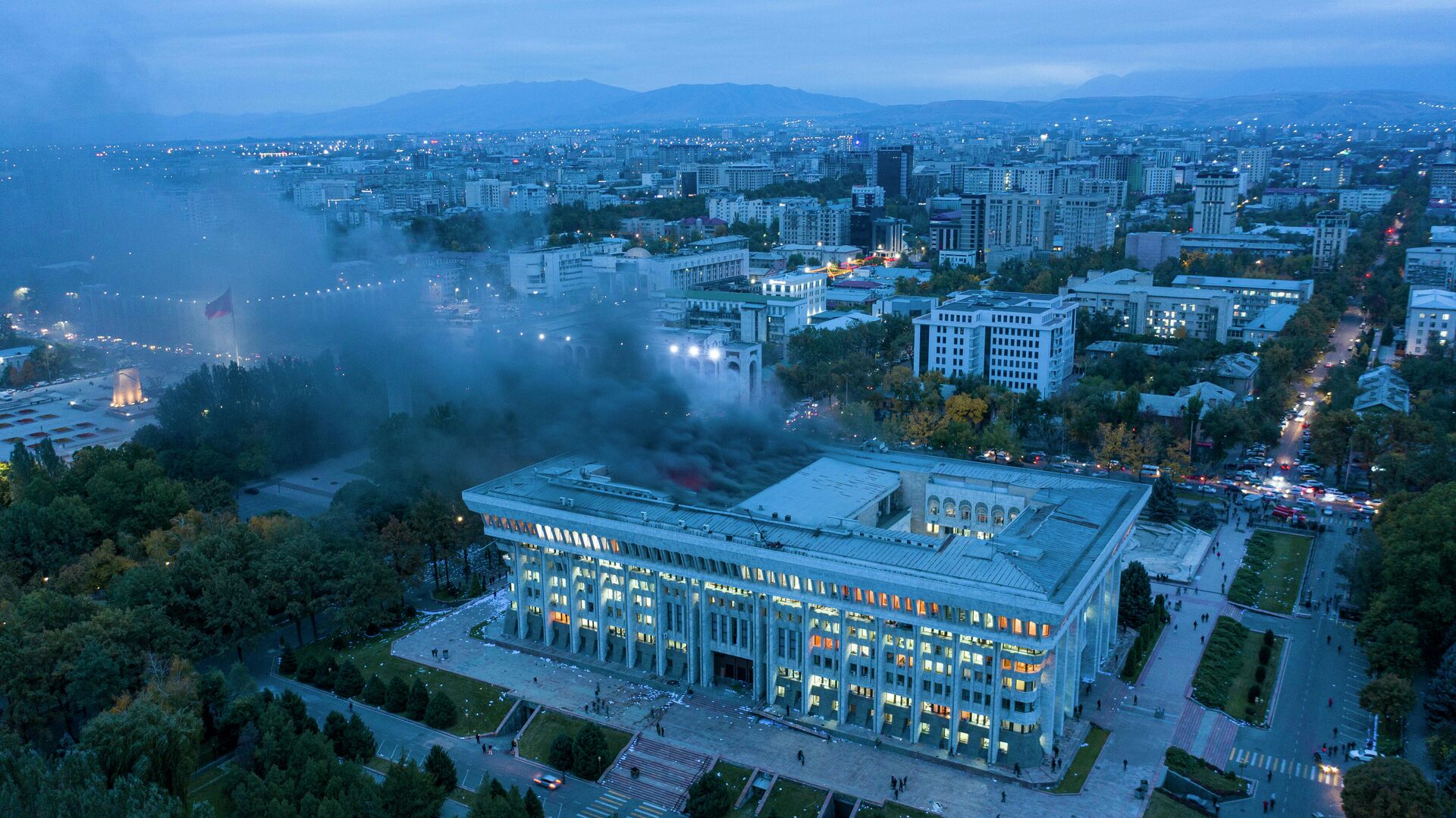 Последствия штурма протестующими здания Белого дома в Бишкеке - РИА Новости, 1920, 07.10.2020