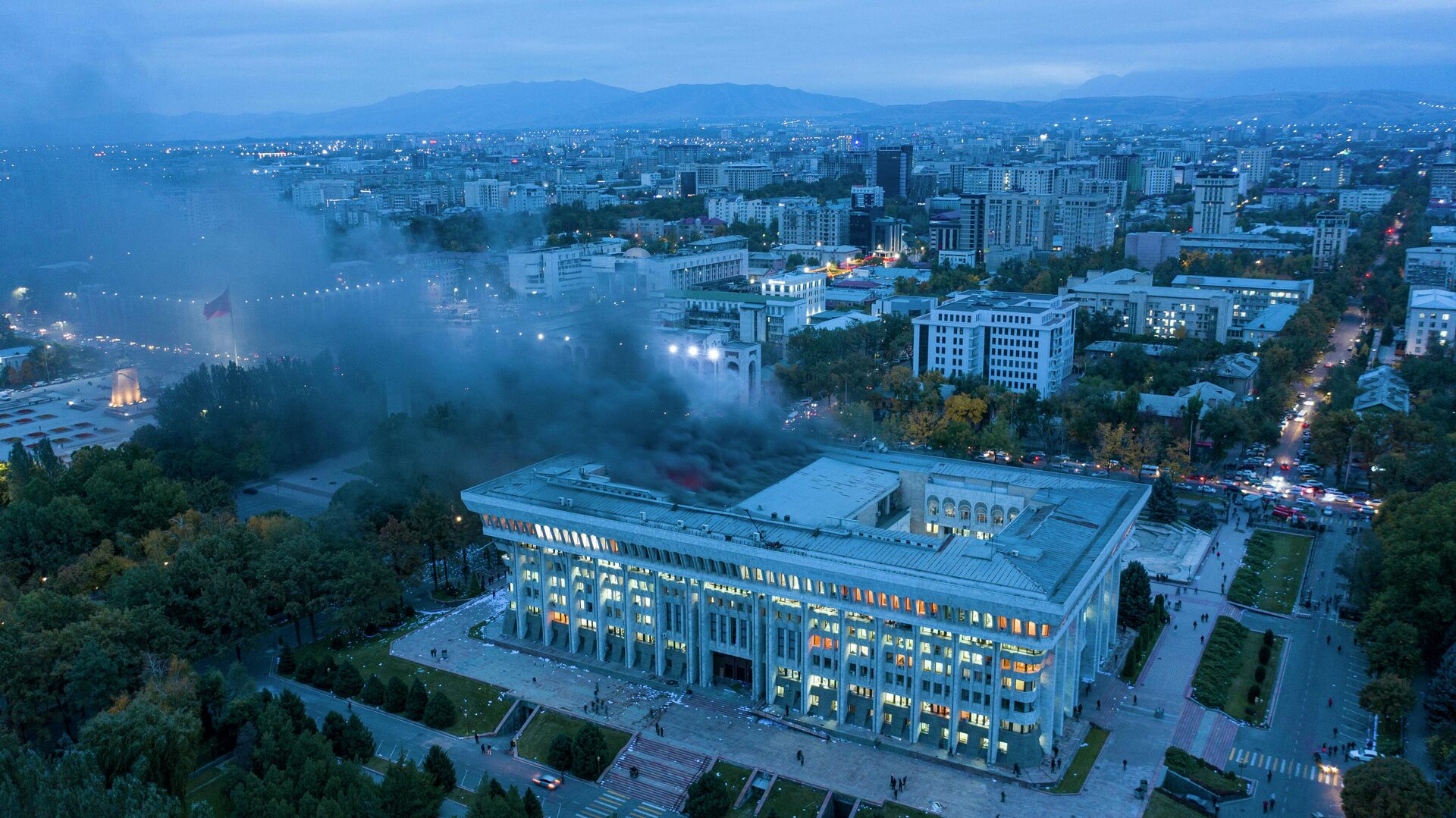 Последствия штурма протестующими здания Белого дома в Бишкеке - РИА Новости, 1920, 08.10.2020