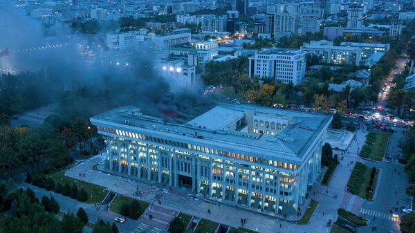 Последствия штурма протестующими здания Белого дома в Бишкеке