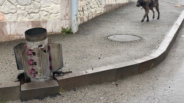 Неразорвавшийся снаряд реактивной системы залпового огня Смерч на улице Степанакерта