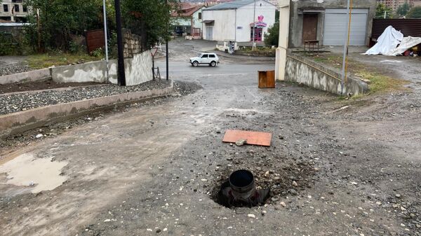 Неразорвавшийся снаряд реактивной системы залпового огня Смерч на улице Степанакерта