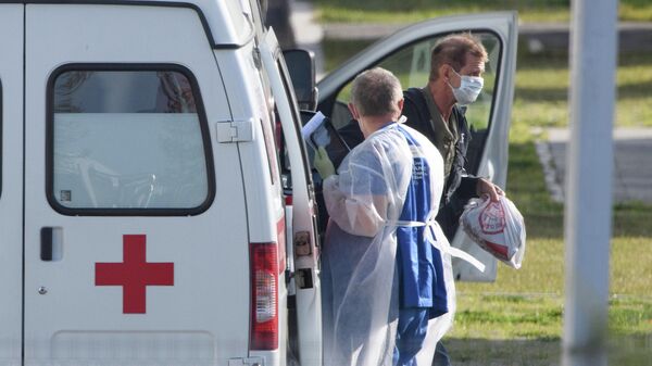 Бригада скорой медицинской помощи доставила пациента в карантинный центр в Коммунарке