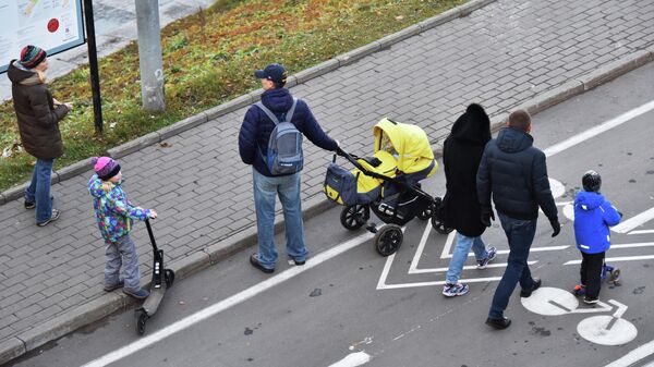Родители с детьми на улице в Москве