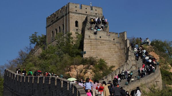 Туристы на участке Великой китайской стены Бадалин